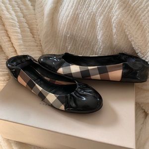SOLD!!!!!!!!!! Burberry Nova Check Flats